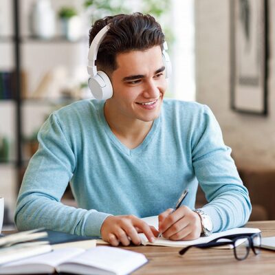 Angličtina online vám umožní učiť sa flexibilne a efektívne z pohodlia domova.